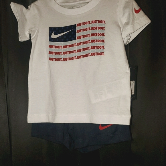 *SOLD* Boys 2 Piece Nike Shirt & Shorts Set - Picture 2 of 8